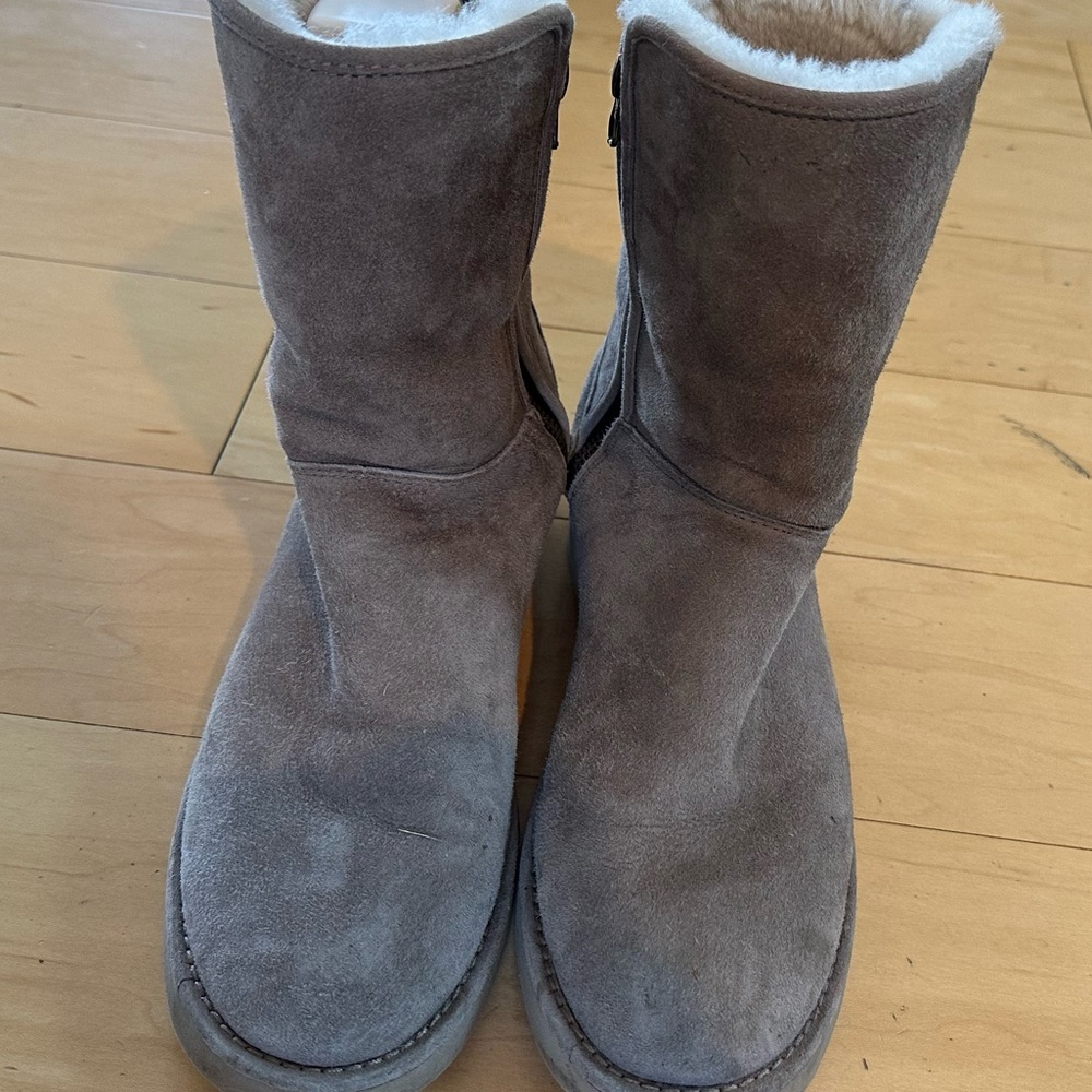 Short Ugg boots with zippers! Excellent condition